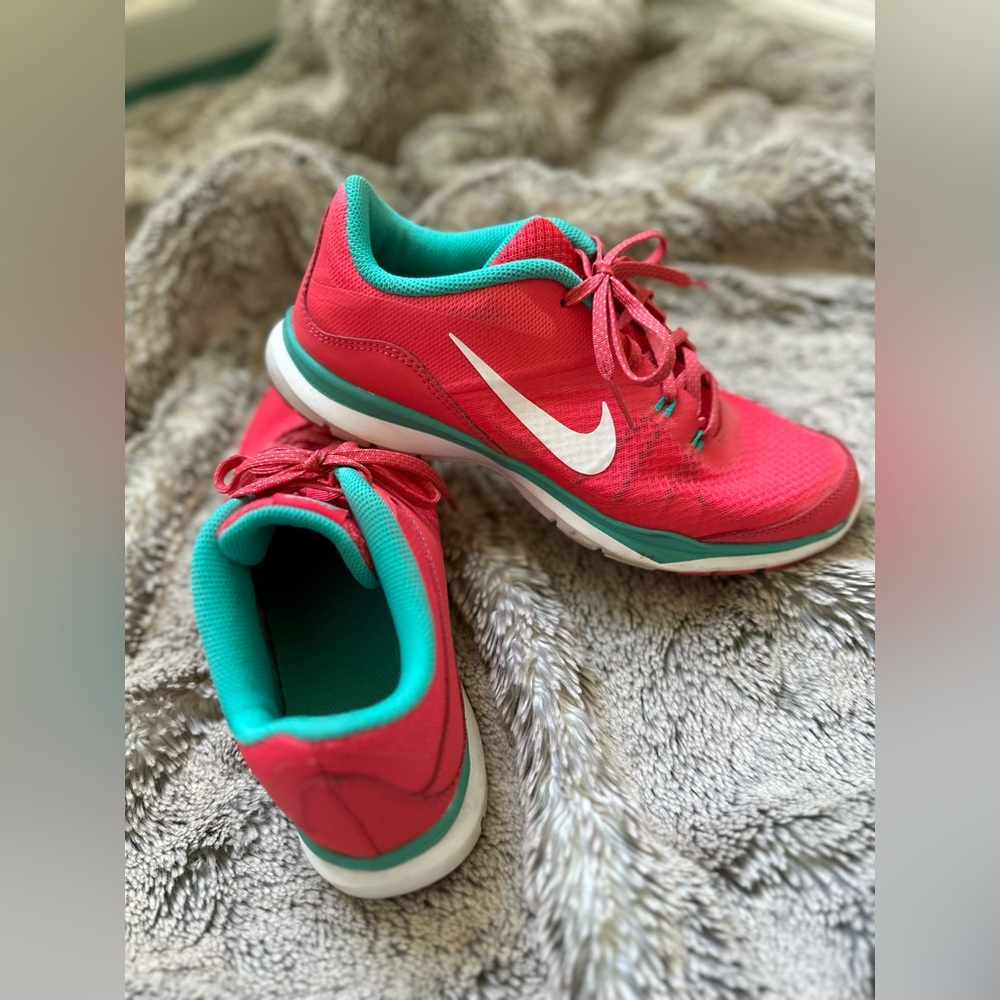 Women’s Nike tennis shoe size 8